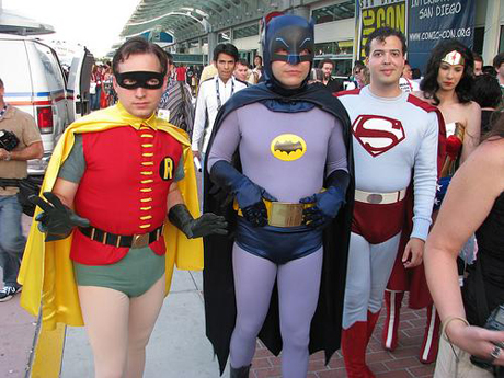 　サンディエゴで米国時間7月24日から27日まで開催されたComic-Con 2008。このコミックの祭典とも言えるイベントで見つけたコスプレーヤーたち、そして、展示物やゲストを画像で紹介する。