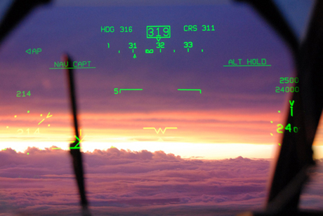 　この写真はパイロットのヘッドアップディスプレイを通して見たアイク上空の夕焼けだ。乗組員は、風速、風向、湿度、気圧、温度といった数10もの観測を行い、収集された情報を衛星経由で地上のステーションにリアルタイムで送信する。