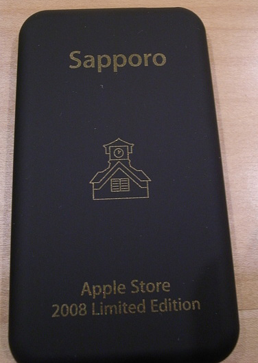 札幌のアップルストアで購入できる。「Sapporo」の文字、絵柄は札幌市時計台。
