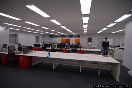 　こちらが執務スペース。個人のスペースが比較的広めに確保されている。白を基調としたオフィスに、デスクワゴンやロッカーの赤色が映える。