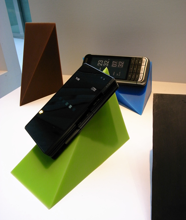 　同じく熊谷彰博氏デザインの「MONOLITHOLD」。用途にあわせて携帯電話を固定できる、シリコン製のホルダーだ。