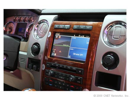 　Ford Motorの2009年型F-150の車内装備：FordはF-150に最新の技術を投入し、ダッシュボード内蔵型の音楽サーバと情報サービス「Sirius Travel Link」を組み込んだ次世代ナビゲーションシステムを初めて搭載した。これを見た来場者は大いに感銘を受けていた。