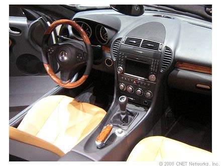 　車内に入ると、SLK-Classは計器盤がリニューアルされており、ハンドルが3スポークに変更されている。ただし、メインの操作系となるCOMANDシステムは、現行モデルから変更されていないように見える。