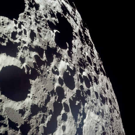 　月の裏側のスイスチーズのような表面。米航空宇宙局（NASA）によると、このようなでこぼこの地形は月の裏側に典型的なものだという。
