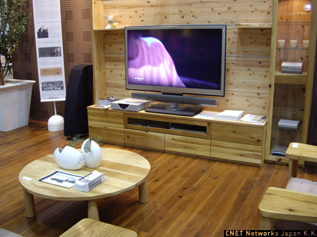 　飛騨の家具館では、杉を用いたAVラックが展示されていた。写真では見づらいが、ラック面に2本のレールがあり、テレビを壁掛けできる省スペース設置も可能とのこと。