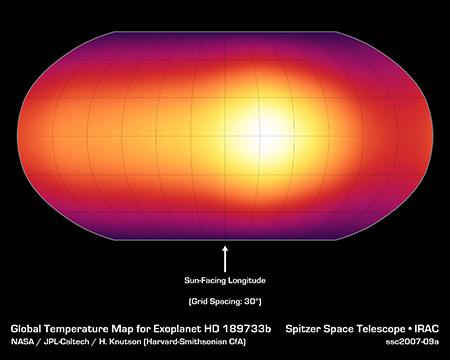 　これは、初めて描かれた太陽系外惑星の表面の地図だ。「HD 189733b」と呼ばれる巨大なガスの雲の温度分布を示すこの図は、NASAのSpitzer宇宙望遠鏡がとらえた赤外線データから作成されている。温度の高い部分は明るい色で表されている。