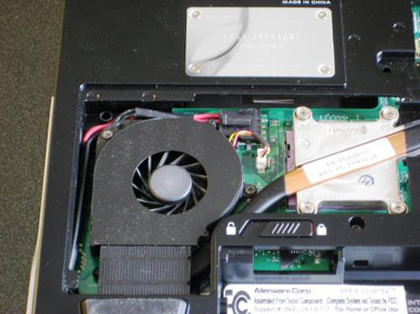 　このヒートシンクの下にはこのノートPCのCPUが装着されている。CPUはIntel 「Core2 Extreme X9000 2.8MHz」が搭載されている。
