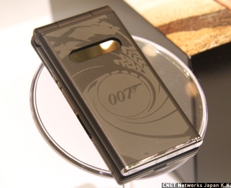 　2009年1月に全国公開される007の新作「007 慰めの報酬」をモチーフとしたモデル「007ケータイ 慰めの報酬」。外装デザインは黒く光る銃口をイメージ。映画の世界観で統一されたコンテンツも楽しめる。限定3000台の販売となる。