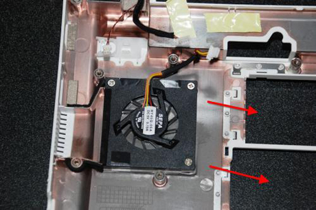 　ASUS Eeeから熱を放出するためのファン。矢印で示した通り、ファンはソリッドステートハードドライブ、RAMボードから空気を取り込んで放出するが、見たところ、チップからの熱の大部分はケースから放出され、ケースが大型ヒートシンクになっているようだ。