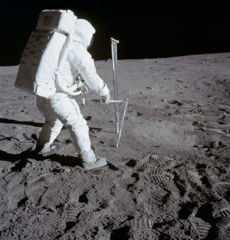 　太陽風捕獲実験装置の近くでコアチューブを月面に立てようとしているAldrin氏。