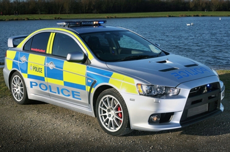 第6位：「Mitsubishi Lancer EVO X」（英国）

　英国の田舎で犯罪者が脇道に入っていくと、警察は「Mitsubishi Lancer Evolution X」で追跡する。この車は元々ラリーを想定して設計されているので、ほぼどのような地形でも高速で走行することが可能だ。