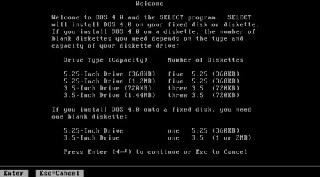 　1988年6月、Microsoftは「MS-DOS 4.0」をリリースしたが、バグだらけで、多くのアプリケーションとの互換性の問題に見舞われたことから、前途多難なスタートを切った。1988年12月、Microsoftはバグと互換性の問題を修正した「MS-DOS 4.01」をリリースした。

　当初問題があったものの、MS-DOS 4には、XMSのサポート、最大2Gバイトのハードディスクパーティションのサポート、初のネイティブなグラフィカルシェルの採用など、多くの新しいテクノロジが導入されていた。

　過去のIT技術を振り返るシリーズとして、このフォトレポートでは、MS-DOS 4のインストール手順を紹介する。よく知られているSetupプログラムではなく、初期のSelectプログラムが使われているところが、MS-DOS 4のインストールのおもしろさだ。

　MS-DOS 4はインストールにSelectプログラムが使われた最後のOSだ（「MS-DOS 5.0」はインストールにSetupプログラムが使われた初のOSである）。

　MS-DOS 4のインストールのもう1つのおもしろさは、Selectプログラムの「Welcome」画面が、OSを固定ディスク、フロッピーディスクのどちらにインストールしたいか尋ね、インストールに必要な空のフロッピーディスクの枚数が表示されることだ。ハードディスクは高価だったため、当時のコンピュータの多くはフロッピーディスクドライブしか搭載していなかった。