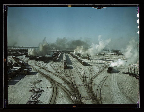 　ある鉄道構内の様子を写したこの画像は、米国議会図書館が一般の人々によるタグ付けのために写真共有サイト「Flickr」で公開した所蔵写真3115枚のうちの1枚だ。議会図書館が米国時間1月16日に発表したこのパイロットプロジェクトは、これまでメタデータがほとんどなかった画像を公開し、Flickrのユーザーにメタデータを追加してもらうことを目指している。同館では、メタデータの追加によって写真に新たな文脈や意味が加わり、一般市民にとってこれらの写真がより利用しやすいものになることを期待している。