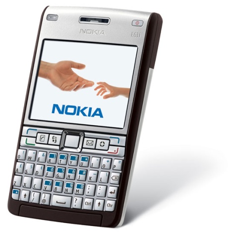 　携帯電話メーカー世界大手のNokiaはスペインバルセロナで開催の3GSM World Congressで現地時間2月12日、複数の携帯電話端末を披露した。「Nokia E61i」は、同社の企業向け端末Eシリーズのラインアップの1つ。薄型のボディでBlackBerryと競合する。発売はヨーロッパもしくはアジアのみとなっている。