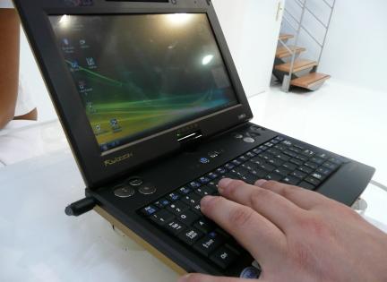 　Dialogue TechnologyのノートPC「FlyBook V5」は、「Windows Vista」が使える最も小さいノートPCの1つだ（同社は世界最小だと主張している）。このノートPCは重さ1.27kg、大きさは幅235mm×奥行き165mmで、A5サイズの紙よりやや大きい。厚さ29.5mmの筐体には、動作周波数1.2GHzの「Intel Core 2 Duo Ultra Low Voltage」プロセッサ、2GバイトのRAM（4Gバイトまで拡張可能）、それに80Gバイトのハードディスクが搭載されている。また、Bluetooth機能と802.11a/b/g無線LAN機能を搭載し、HSDPA対応データカードと1.3メガピクセルのカメラも備える。タッチパッドがないのも特徴で、これは、8.9インチのWXGAディスプレイがタッチパネル式になっているためだ。また、同社によれば、このノートPCのバッテリ駆動時間は最大5時間だという。価格は1700〜2000ドルだ。