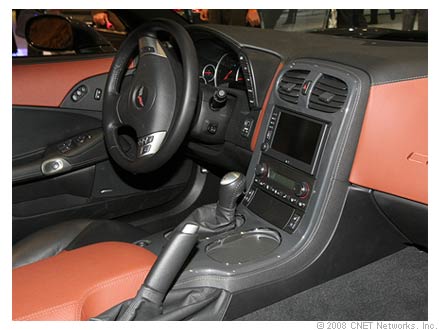 　2009年型Chevrolet Corvette ZR1のダッシュボード：ZR1の内装は、競合する他のスーパーカーと比べると若干物足りないが、ナビゲーションシステムやBluetooth対応携帯電話との接続など、一通りの車内装備はそろっている。