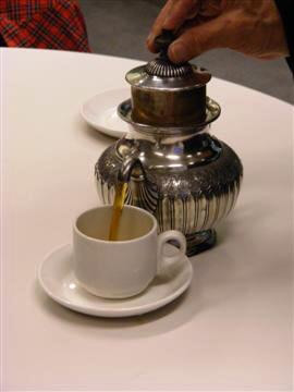 　ティーポットが自動で紅茶を注いでいるところ。ふたを押し下げると真空状態になり、紅茶が注ぎ口から出る仕組みになっている。