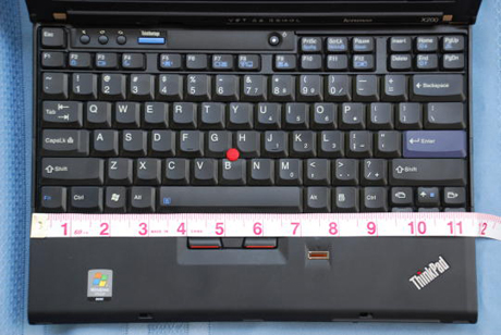 　画面が広くなったことにより、ケースが大きくなり、フルサイズキーボードを搭載できるというメリットが加わった。ThinkPad X200のフルサイズキーボードでも余裕ができ、十分ゆったりとしているように感じられる。実際、これと同じキーボードがLenovoの14インチ、15インチThinkPadにも搭載されている。キーボードは今でも、わたしが気に入っているThinkPadの特長の1つだ。