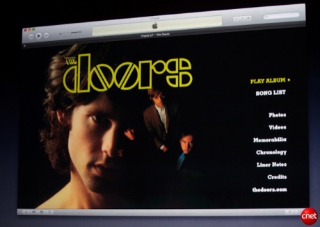　iTunes 9のアルバムビューは、アルバムカバーだけでなく、関連する歌詞、写真、ビデオを表示する。