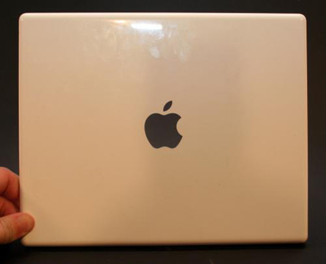 　Appleのロゴが切り出されたiBookの上部のカバーを、液晶ディスプレイから取り外したところ。
