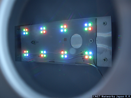 コントラスト比100万対1以上をマークする「XR1」シリーズの「RGB LEDバックライト」部。R（赤）1個、G（緑）2個、B（青）1個と4個のLEDバックライトを1ブロックとして液晶パネルの裏に配置。このLEDバックライトを部分的に点灯、消灯させることで、画面の暗い部分は消灯、明るい部分は点灯でき、黒表現力をアップさせたという。