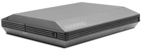 　Kayproは3年前の1982年に、同社初のコンピュータにして非常に成功した「Kaypro II」ポータブルCP/Mコンピュータによって「世界に火を付けた」。

　Kayproは初期のKaypro IIに似た多くのシステムを発売した後で、1985年に同社として最初にして唯一のラップトップ機である「Kaypro 2000」をリリースした。この機種は非常に「工業的な」デザインであり、黒いつや消しアルミニウムシェルとラバーガードによって覆われており、まるでラップトップ機のダースベイダーである。