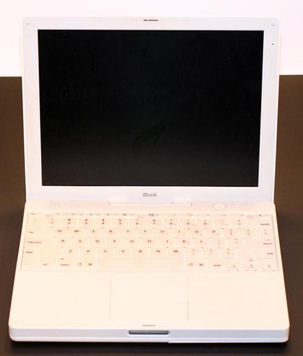 　第2世代iBook G3では、半透明のキーと真っ白なプラスチックポリカーボネート製のシェルが採用されている。