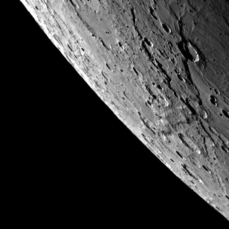 　最接近後1時間以内に撮影された画像。Messengerは水星表面のこのエリアを初めて撮影した。科学者はこの地域に2つの長い崖、つまり急斜面があることを確認した。