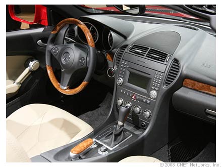 　Mercedes-Benzの2008年型SLK-Classのダッシュボード：SLK-Classでは、Bluetooth対応の携帯電話や「iPod」が接続できるようになり、ナビゲーションシステムのインターフェースも改良された。