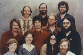 　今からおよそ30年前の1978年12月7日、Microsoftがニューメキシコ州アルバカーキからワシントン州シアトルに引っ越す準備を進める中、同社の創設に関わったメンバーが集まり、この写真を撮影した。後ろの列にいるのは左からSteve Wood氏、Bob Wallace氏、Jim Lane氏。真ん中の列はBob O' Rear氏、Bob Greenberg氏、Marc McDonald氏、Gordon Letwin氏。そして前の列は、Bill Gates氏、Andrea Lewis氏、Marla Wood氏、Paul Allen氏。