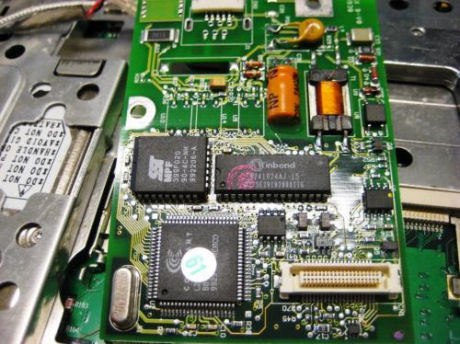 　3つのICチップ。左上の「39sf020」は、Silicon Storage Technologyのフラッシュメモリチップ。右上のチップは、Winbond Electronics Corporationの集積回路およびDRAM。下中央は、Conexant Systems製のモデムチップセットだ。