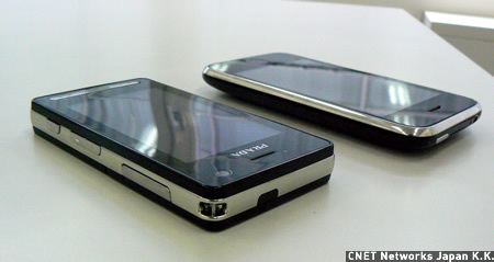 　PRADA Phoneだけの特徴として、端末の右上にストラップを付けられるようになっている。