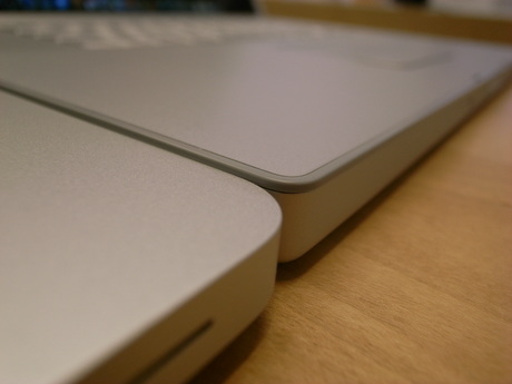 新MacBook Pro（左）と従来のMacBook Pro（右）を並べたところ。若干ではあるが、新しいMacBook Proが薄くなっている。