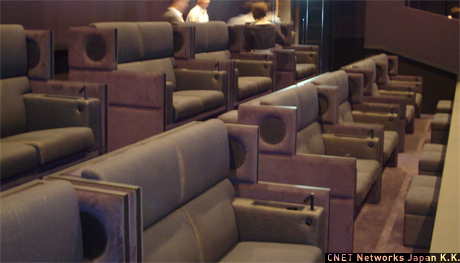スクリーン真正面の2階席にはプラチナシートを設置。カッシーナ・イクスシーが劇場用としてはじめてデザインしたオリジナルシートで映画を鑑賞できる。全22席が用意されており、料金は一人5000円。ペアで1万円となる。