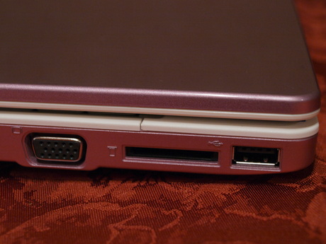 左側にはメモリカードスロット。SD系のほかメモリースティックも挿入できる。VGAポートは左右のネジがないタイプ。