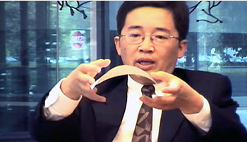 　ノースウエスタン大学のYonggang Huang教授。
