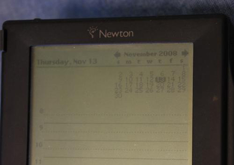 　Newtonは2000年問題に対応しており、2008年が有効な日付として認識される。しかし日付を直接入力する手段がなく、14年分スクロールする必要がある。