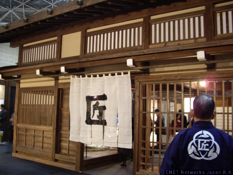 　11月20日から23日まで、東京・有明の東京ビッグサイトにて、オーディオビジュアル製品とインテリアを組み合わせた「ホームシアターインテリア展2008」が開催されている。

　和室やリビング、ベッドルーム、キッチンなどを展示会場に再現し、それぞれに凝ったインテリアとオーディオビジュアル製品が組み合わせられた。

　会場内には「匠」の暖簾がかけられた町屋風のブースも現れ、和室での設置をアピールしていた。