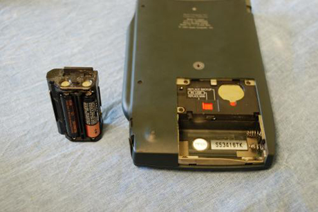 　Newtonは単4電池で稼働する。電池は取り外し可能な電池パックに格納されている。