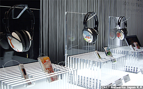 　Canvas@Sony 2008のコラボレーションモデルはデジタルプレーヤー「ウォークマンEシリーズ」（価格：8980円）、オーバーヘッドバンド式ステレオヘッドホン（価格：5980円）、携帯電話パネル「SO706i Style-Upパネル」（価格：1575円）の3製品となる。ソニースタイル・ジャパン、ソニースタイル楽天支店、ソニースタイル提携店、ソニースタイル ストア 大阪にて販売される。各製品限定50台となる。