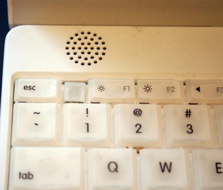 　もう1つのキーボード固定タブはESCキーとF1キーの間にある。キーボードを取り外すには、これらのキーボード固定タブを（小型のマイナスドライバを使って）後ろに押す必要がある。