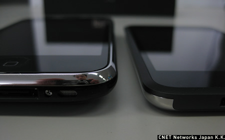 　厚みはiPhone（左）とiPod touch（右）でかなり違う。iPod touchが8mmであるのに対し、iPhoneは12.3mmだ。