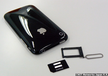 　参考までに、こちらはiPhoneのSIMカードを外した様子。付属の金具をiPhoneの上部に差すと、SIMカード挿入部分が取れる仕組み。バッテリは取り外すことができない。