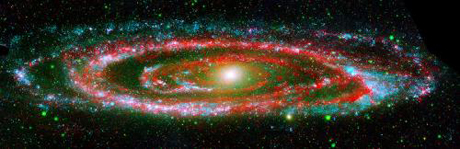 　Spitzerの超高感度赤外線カメラがとらえた「アンドロメダ銀河」の比較的「温度の低い」側にあるちりの繭の中には、誕生初期の星が隠れている。

　Galaxy Evolution Explorer（銀河進化探査衛星）では、青く光る、若く高温で高質量の星が検出された。一方、比較的古い星の群れは緑色の点として写っている。銀河の中央にある明るい黄色い点は、特に古い星が密集している領域を表している。

　銀河の円盤の赤い帯は、Spitzerが発見した温度の低いちりの多い領域で、星が形成されている。これらの星はちりとガスの宇宙雲で覆われており、宇宙雲から星が形成される。

　250万光年離れた場所にあるアンドロメダ銀河は、銀河系に近い中で最大の銀河だ。銀河の円盤全体の大きさは約26万光年あり、銀河の端からの光線が反対側に届くまで26万年かかる。ちなみに、銀河系の円盤の大きさは約10万光年だ。