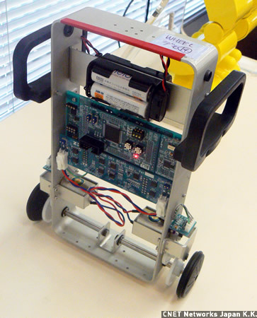 　こちらはmiuroの技術をベースにした、二輪移動モジュール「e-nuvo WHEEL」。ジャイロを搭載し、自律移動できる。自動車会社などのプログラミング研修で採用されているという。