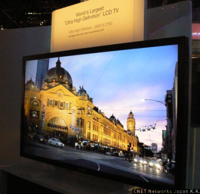 　薄型化、大型化の進むデジタルテレビだが、映像の美しさをアピールする動きも根強い。テレビ自体の魅力を高めるとともに、HD（高品位）映像対応機器の普及を図りたい考えのようだ。米国で開催中の家電展示会「2008 International CES」では複数の企業が高精細テレビを展示していた。こちらは3840×2160ピクセルの解像度を持つサムスン電子の82型液晶テレビ。通常の4倍の解像度を持つという。