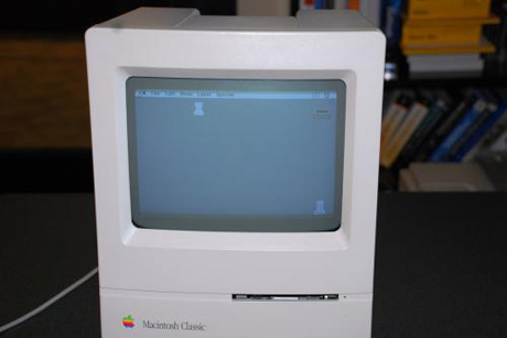 　Mac Classicのディスプレイは白黒だが、当時わたしが持っていた「XT」クローンは16色だったと思う（もしかすると、8色だけだったかもしれない）。カラーにすると、Classicが想定していた市場には価格が高くなりすぎたのだろう。