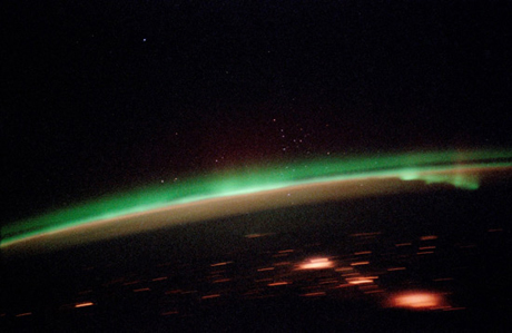 　スペースシャトル「Endeavour号」の宇宙飛行士がとらえた、日中の太陽放射によって分解された酸素分子の再結合による大気光。大気光の上の緑色はオーロラによるものだ。