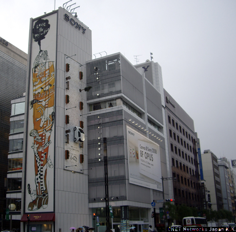 　ソニーは若手アーティストとのコラボレーションによるイベント「Canvas@Sony 2008」を10月24日から2009年1月15日まで開催する。東京銀座のソニービルにおいて、外壁をアーティストの作品で飾る「アートウォール」が設置されるほか、8階のイベントスペース「OPUS」でのギャラリー開催、アーティストの作品がデザインされたソニー製品、Canvas@Sony 2008コラボレーションモデルが販売される。

　現在アートウォールを飾るのは、宮原葉月さんの作品（11月20日まで）。