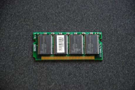 　これは8MB 70ns SODIMMメモリモジュール。このPCには最大で1つの32MB SODIMMを追加装備することが可能で、メモリ容量を最大40MBまで拡張することができる。